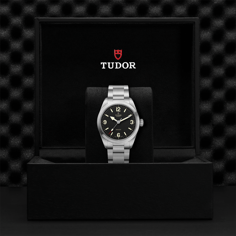 Ranger 39mm - Black on Bracelet