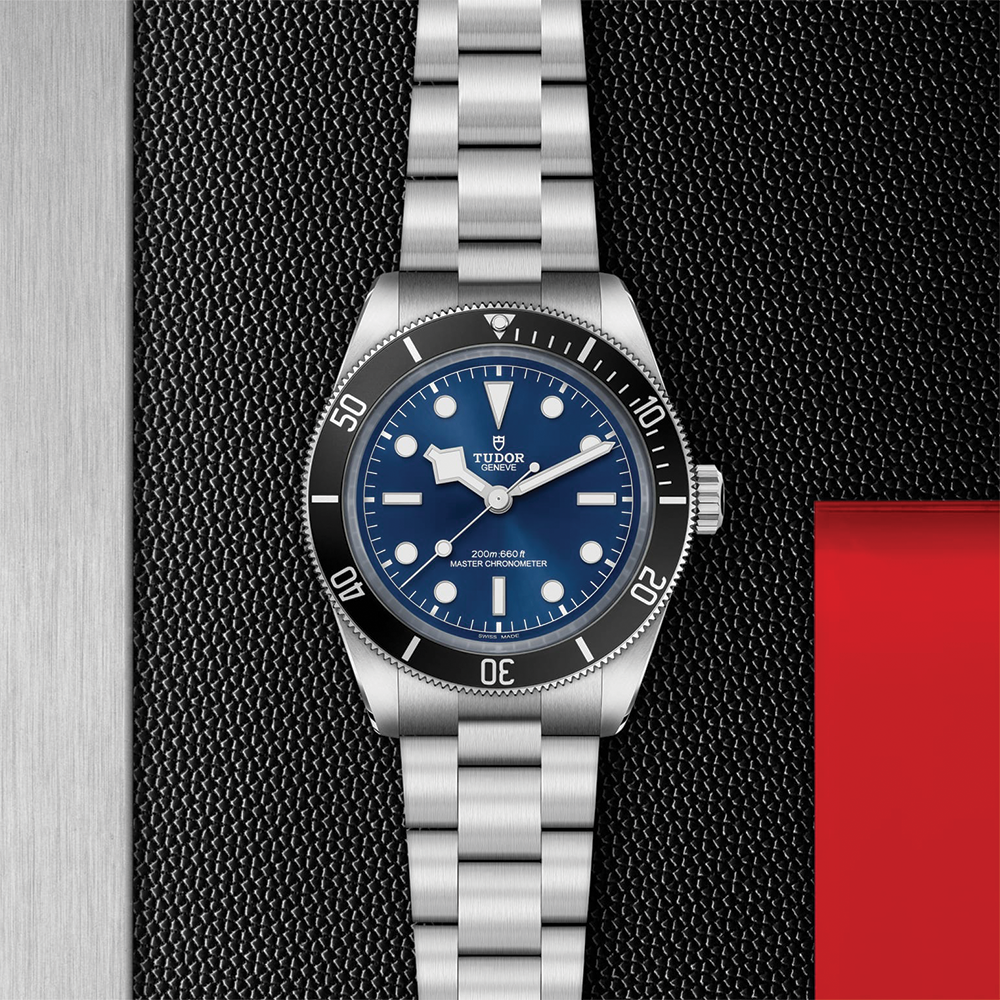 Black Bay 68 43mm - Blue, Black Bezel on Bracelet