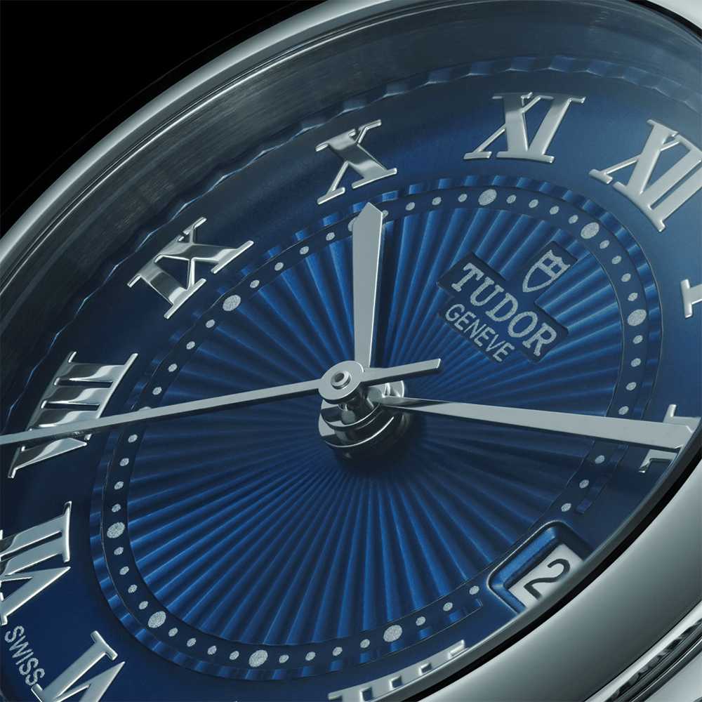 Clair de Rose 26mm - Blue on Bracelet
