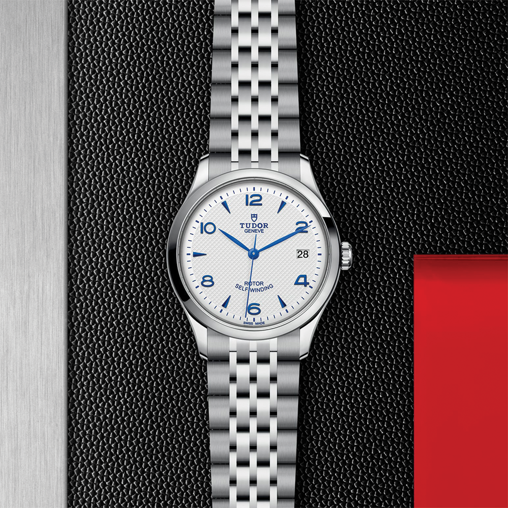 1926 36mm - Opaline on Bracelet