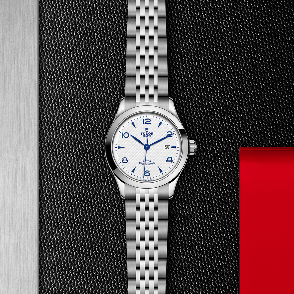 1926 28mm - Opaline on Bracelet
