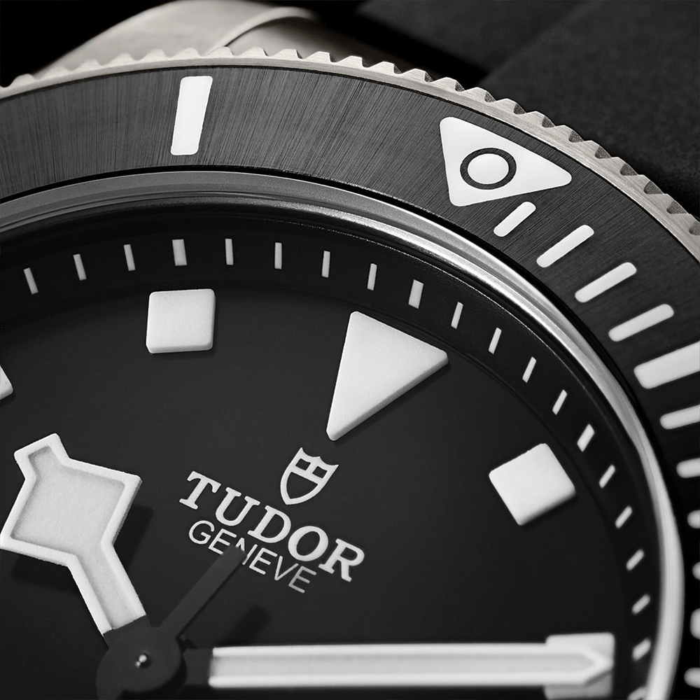 Pelagos Titanium 39mm - Black on Bracelet w/ Extra Rubber Strap