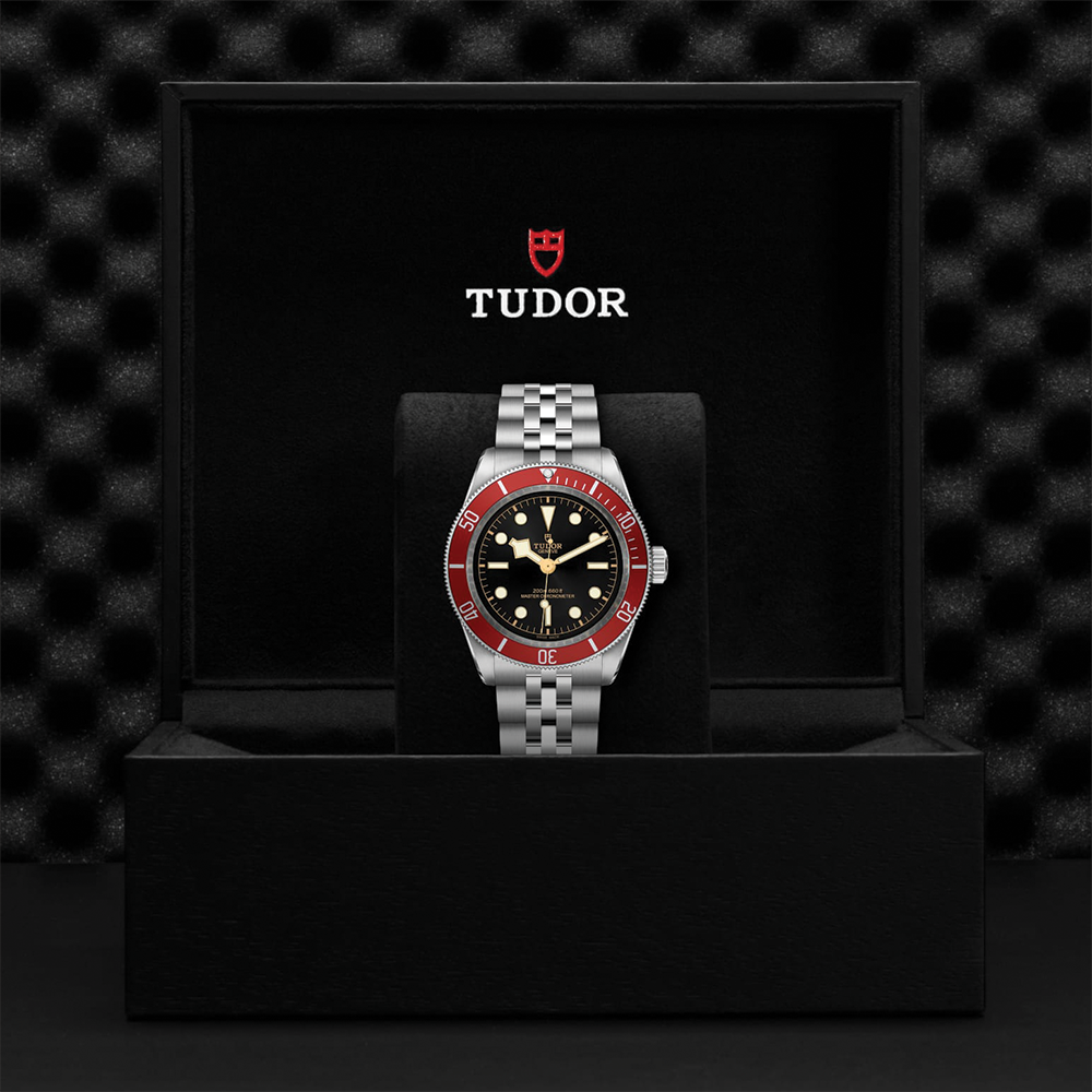 Black Bay 41mm - Black, Burgundy Bezel on Bracelet