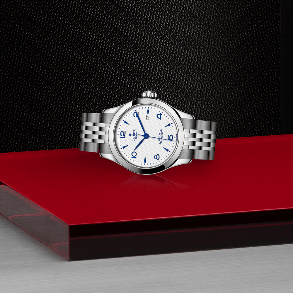 1926 28mm - Opaline on Bracelet