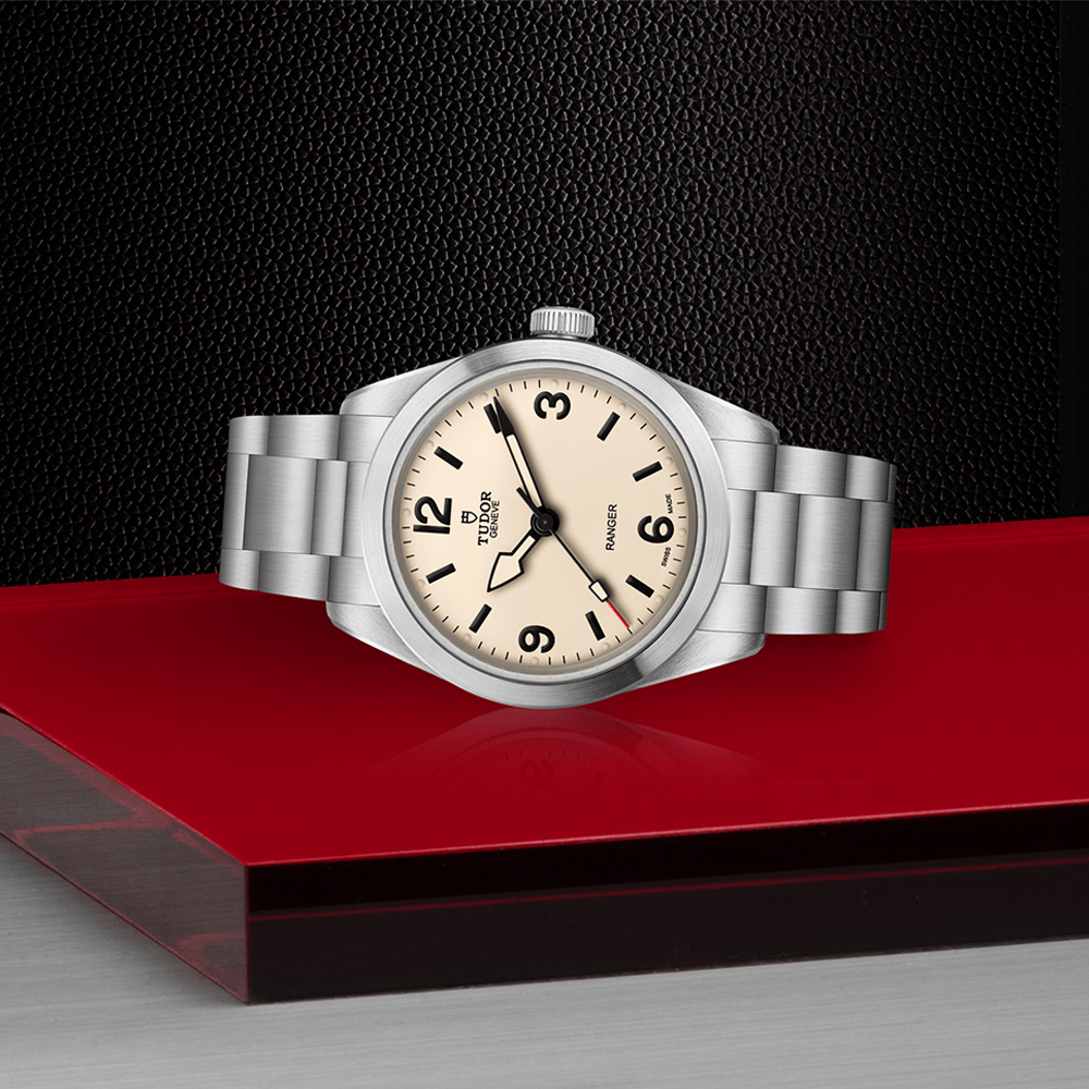 Ranger 39mm - Beige on Bracelet