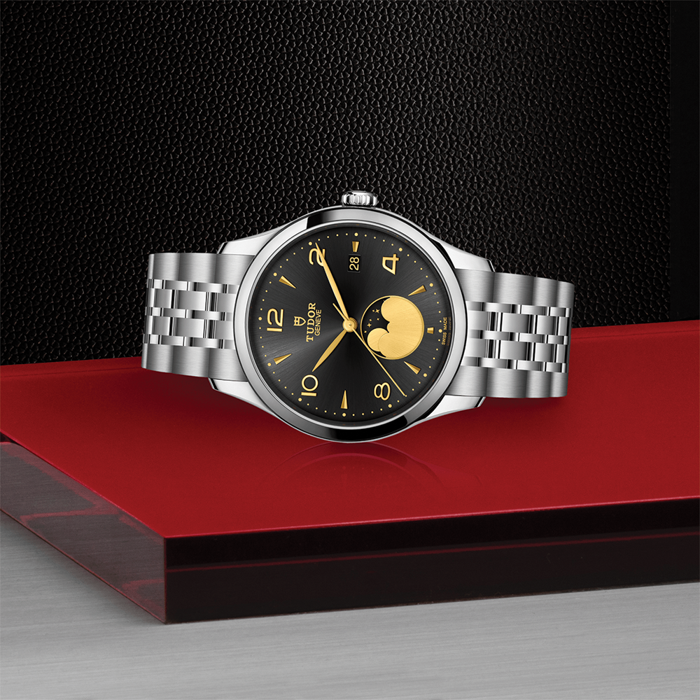 1926 Luna 39mm - Black on Bracelet