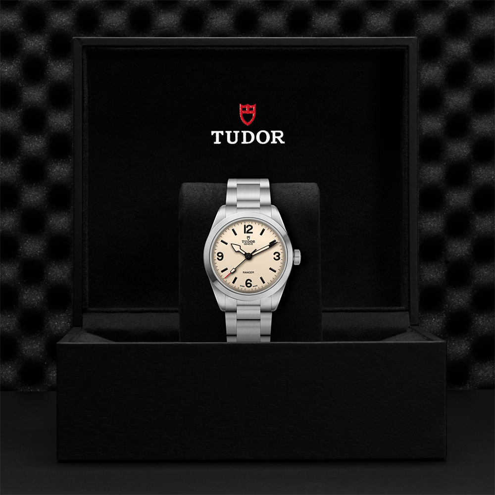 Ranger 39mm - Beige on Bracelet