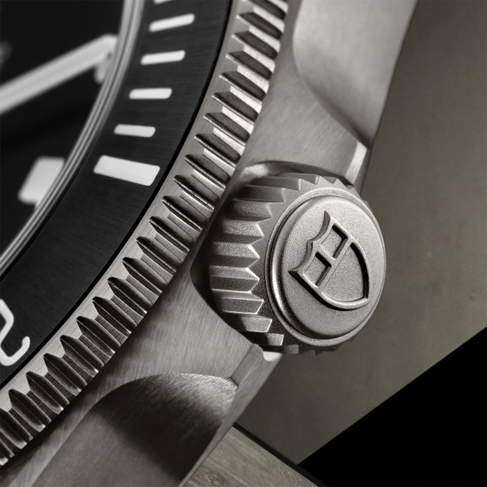 Pelagos Titanium 39mm - Black on Bracelet w/ Extra Rubber Strap