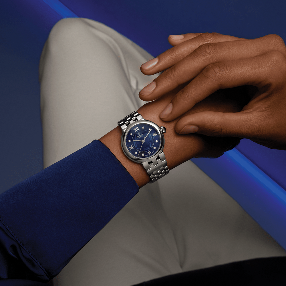Clair de Rose 26mm - Blue on Bracelet