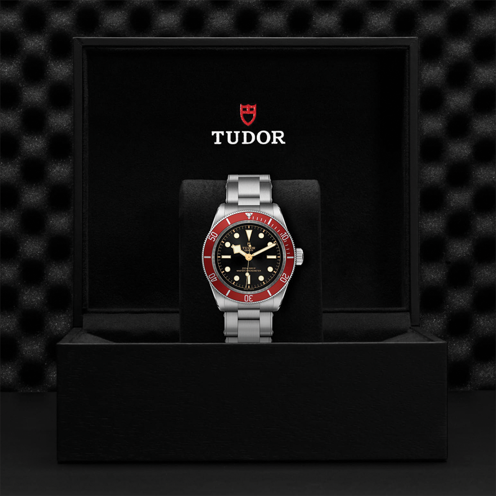 Black Bay 41mm - Black, Burgundy Bezel on Bracelet