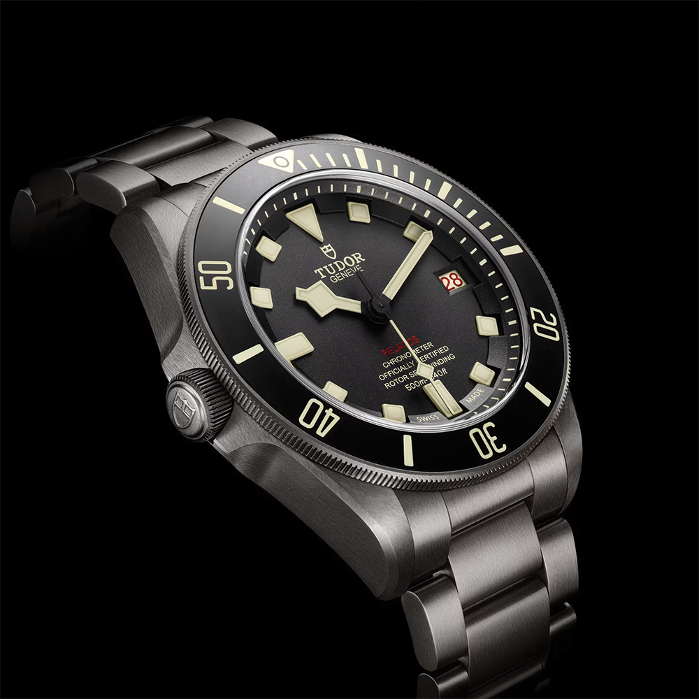 Pelagos LHD Titanium 42mm - Black on Bracelet w/ Extra Rubber Strap