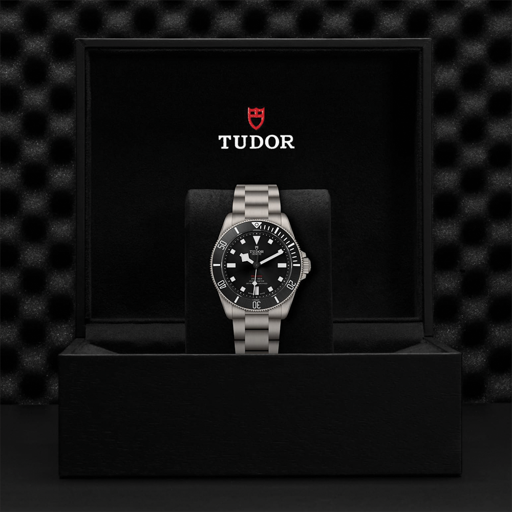 Pelagos Titanium 39mm - Black on Bracelet w/ Extra Rubber Strap