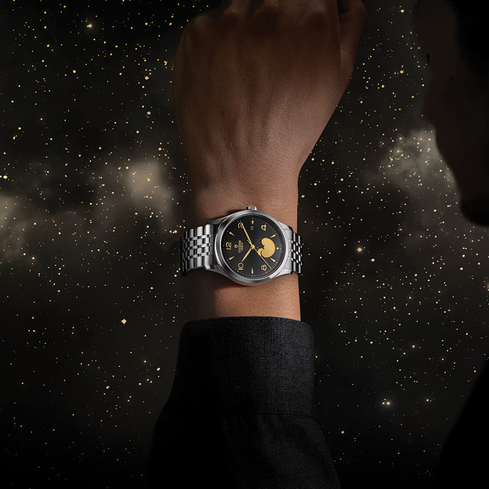 1926 Luna 39mm - Black on Bracelet