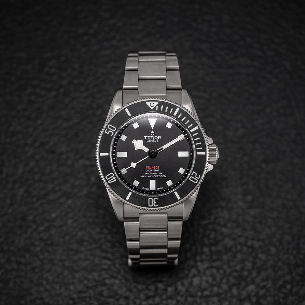 Pelagos Titanium 39mm - Black on Bracelet w/ Extra Rubber Strap
