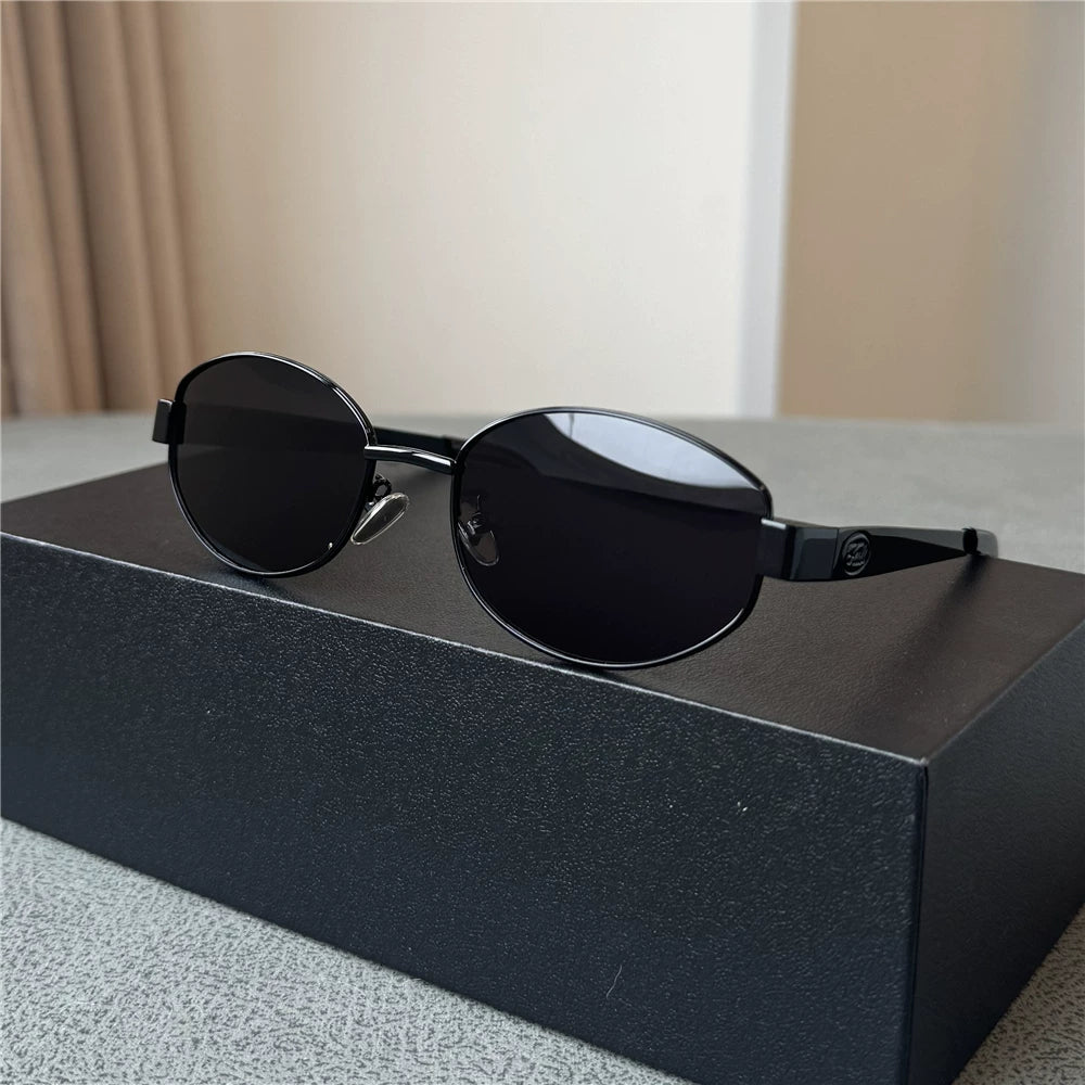 Retro oval black polarized sunglasses for men and women, vintage style sunglasses, versatile for street photography, travel, sun protection