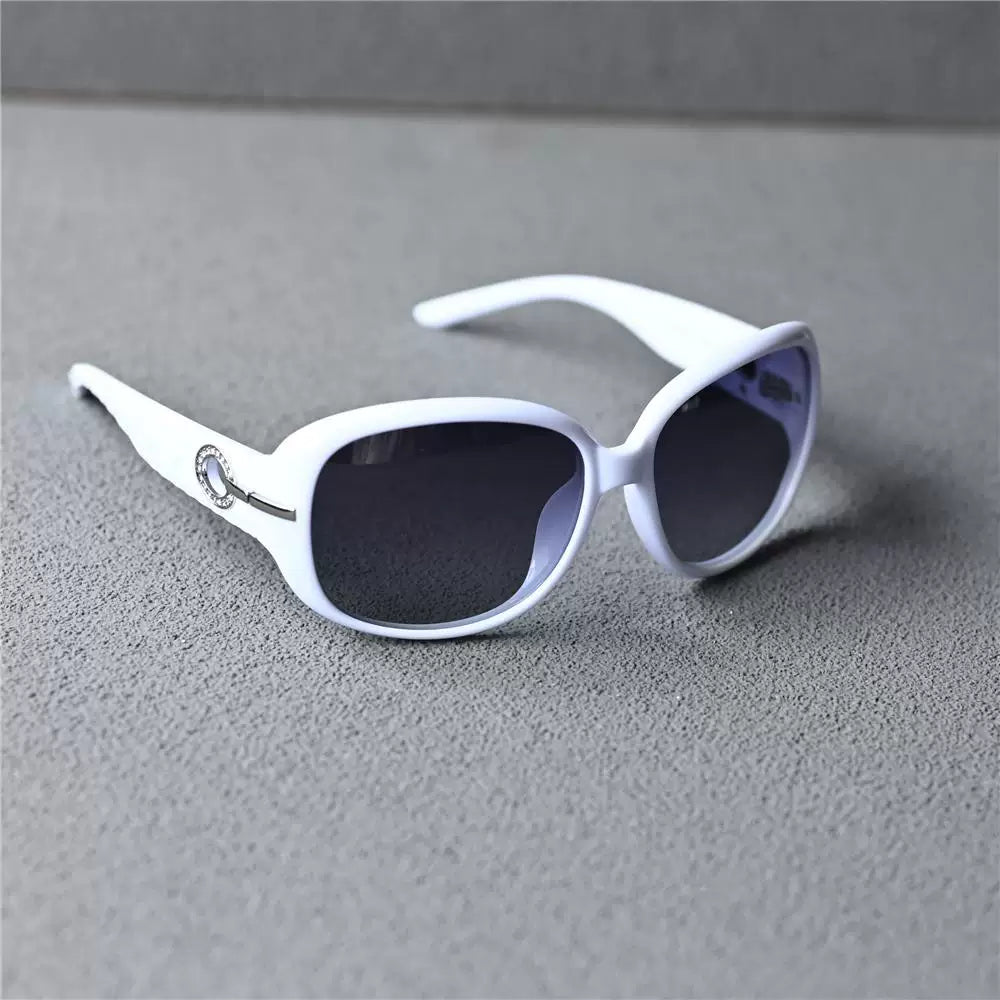 Fashionable women's white polarized sunglasses, round frame elegant women's driving sun protection and photo glasses