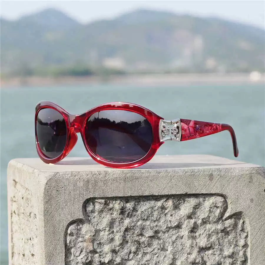 Red framed middle-aged women's sunglasses, polarized glasses for women, UV resistant strong light sunglasses for women, round face red glasses for women