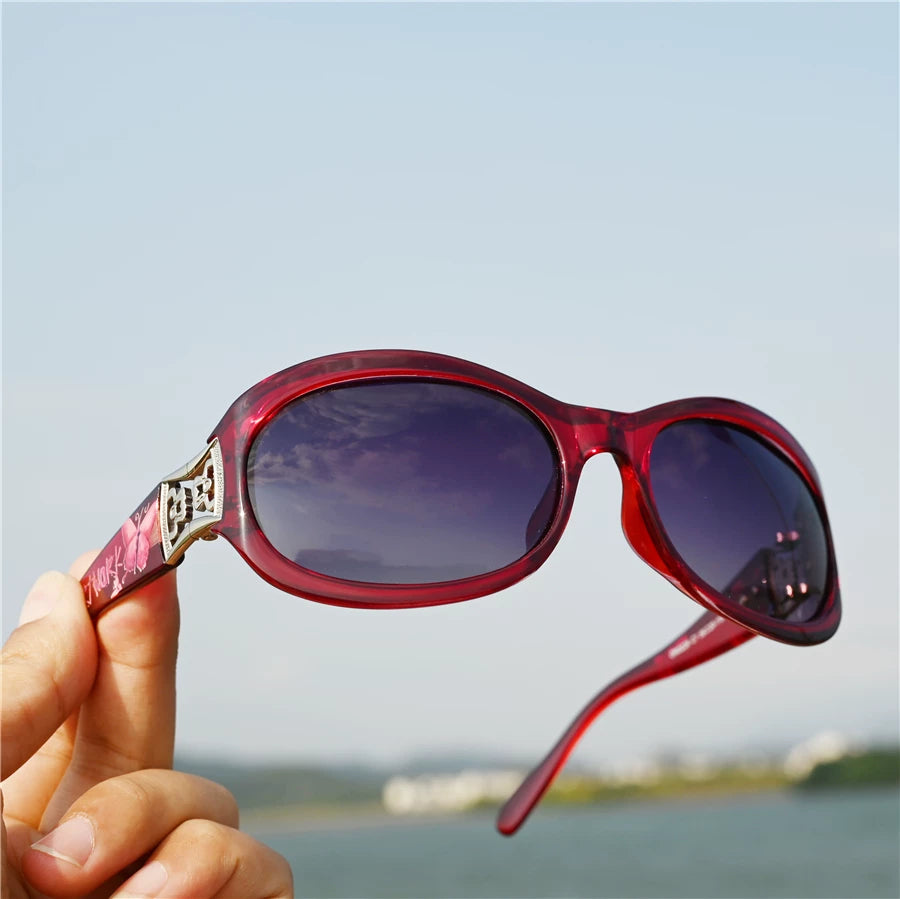Red framed middle-aged women's sunglasses, polarized glasses for women, UV resistant strong light sunglasses for women, round face red glasses for women