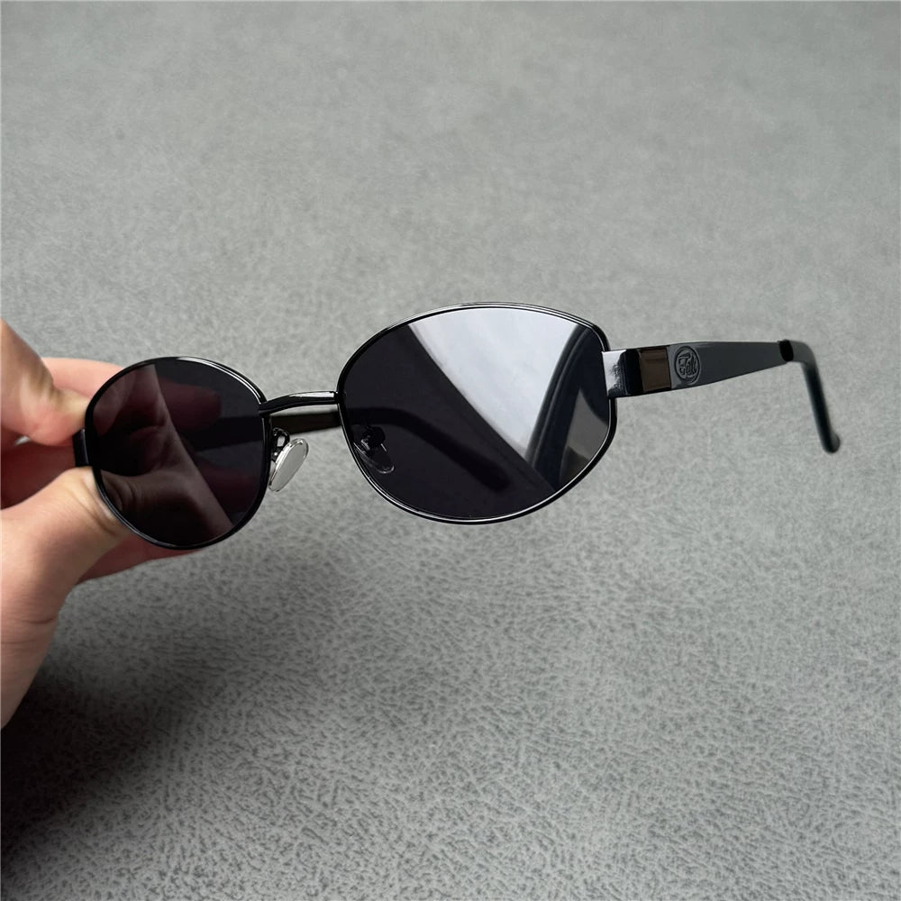 Retro oval black polarized sunglasses for men and women, vintage style sunglasses, versatile for street photography, travel, sun protection