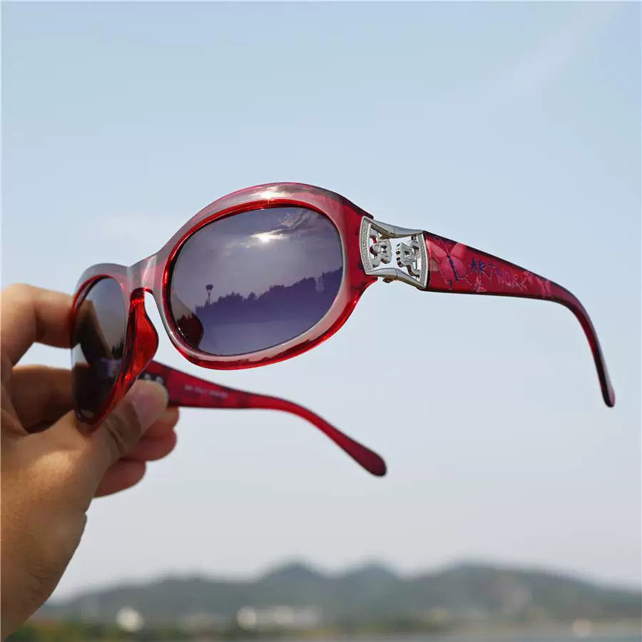 Wine red framed women's polarized sunglasses, oval elegant women's sunglasses, middle-aged women's travel sunscreen street photography glasses
