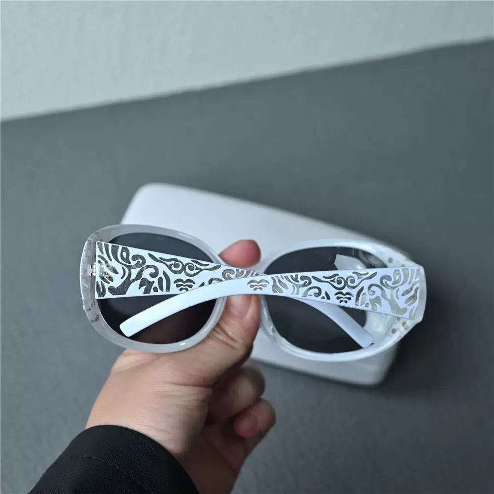 Fashion white sunglasses for women, polarized sunglasses with round diamond inlay, elegant women's sunscreen glasses, small face black