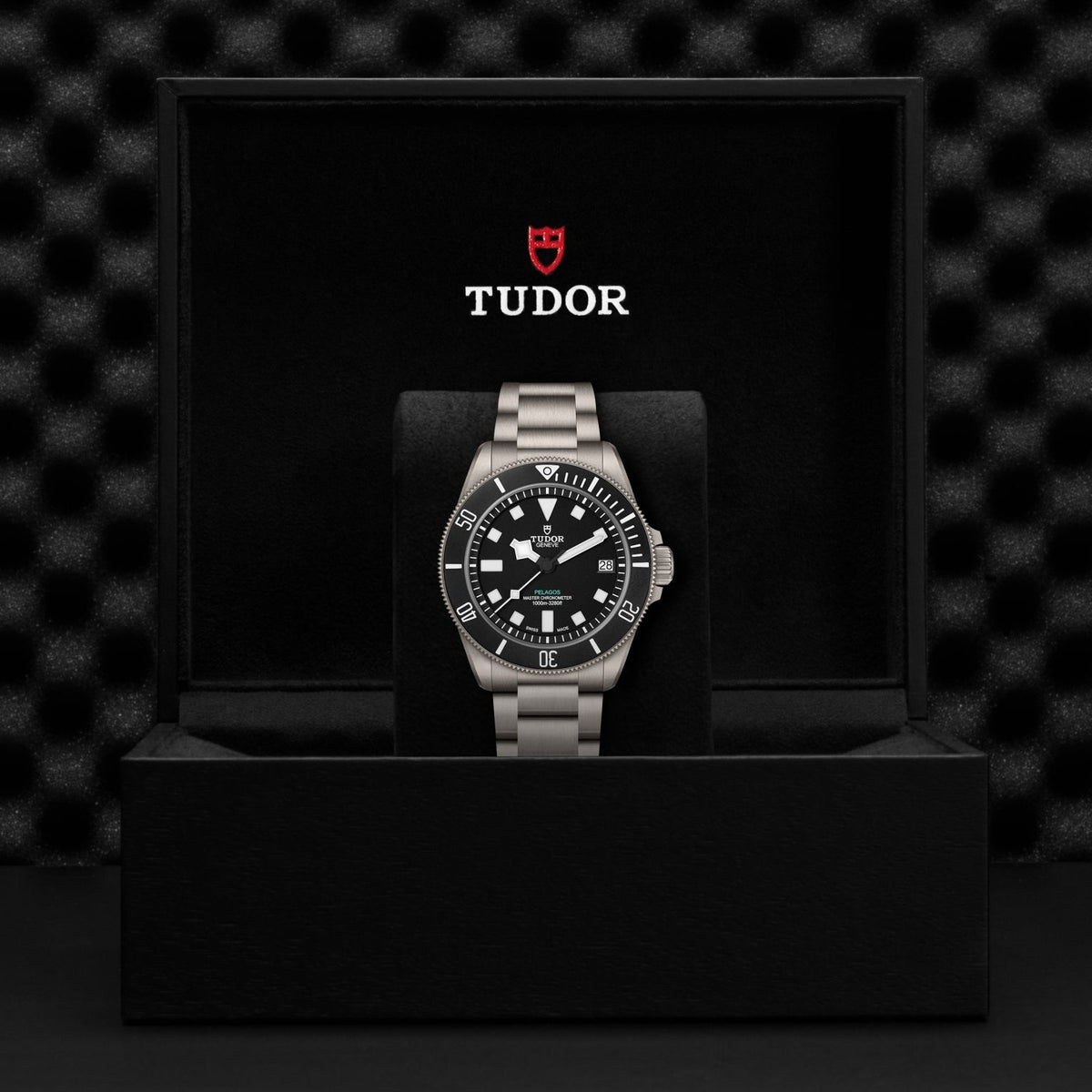 Pelagos Ultra Titanium 43mm - Black on Bracelet w/ Extra Rubber Strap