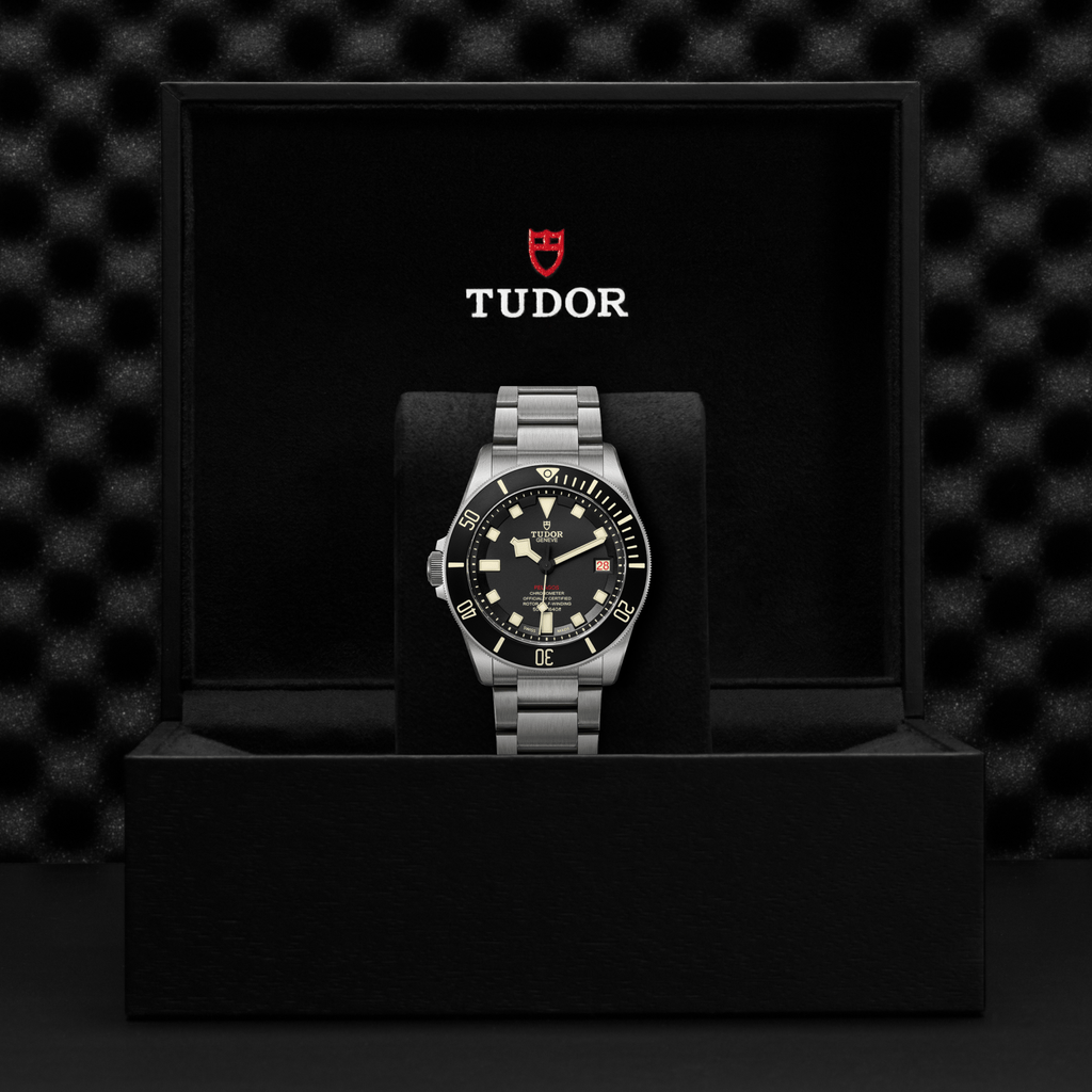 Pelagos LHD Titanium 42mm - Black on Bracelet w/ Extra Rubber Strap