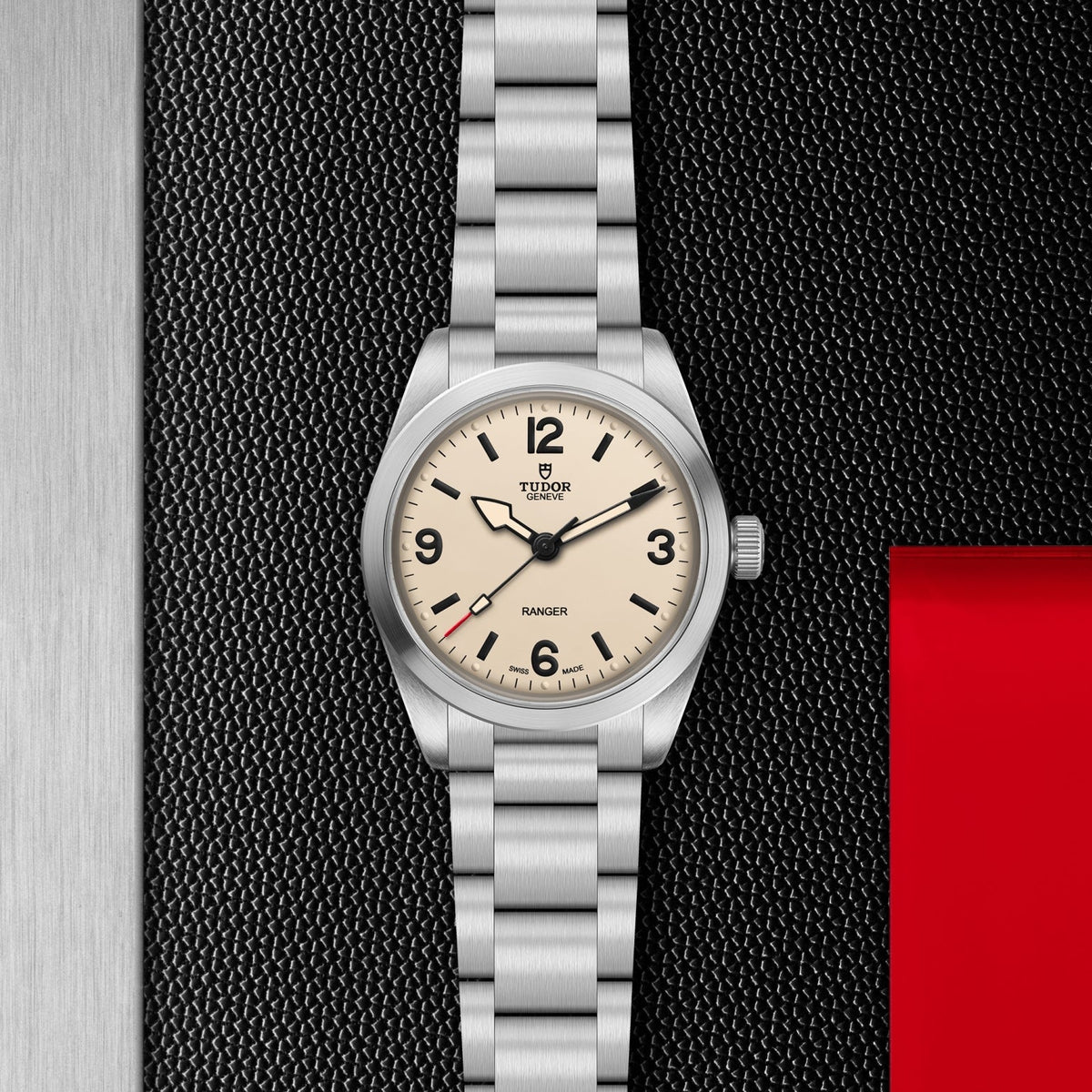 Ranger 36mm - Beige on Bracelet
