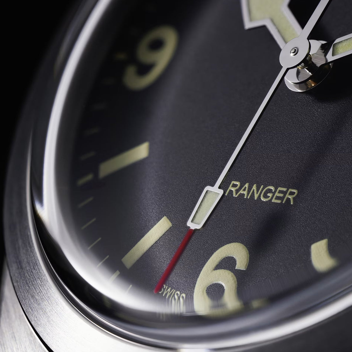 Ranger 39mm - Black on Bracelet