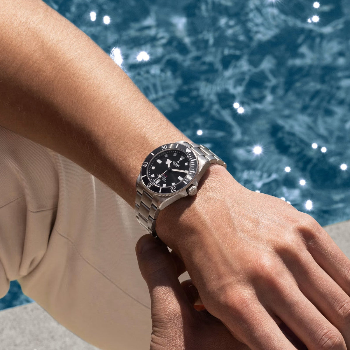 Pelagos Titanium 39mm - Black on Bracelet w/ Extra Rubber Strap