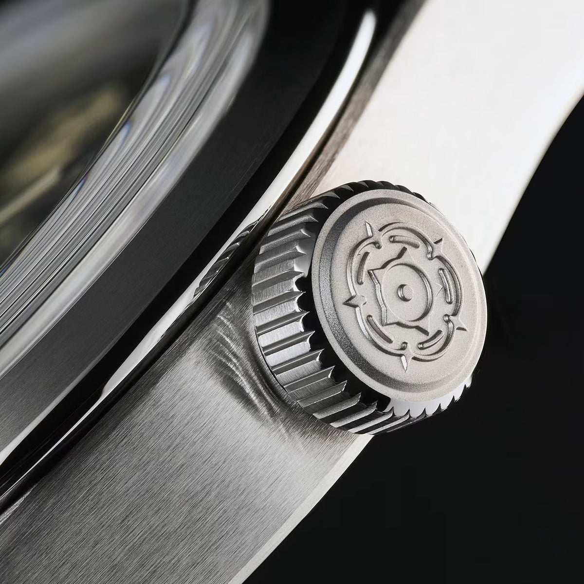 Ranger 39mm - Black on Bracelet